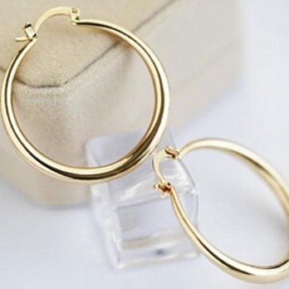 *NEW 18K Yellow Gold 1.5'' Round Hoop Earrings - Picture 2 of 3